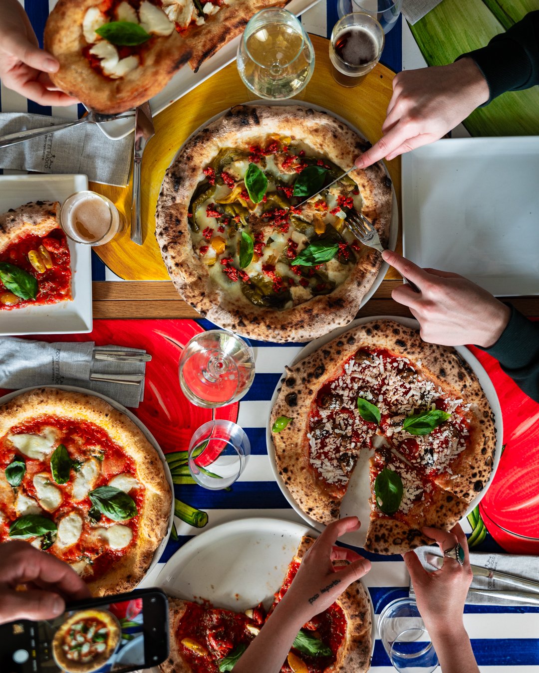 Tavola condivisa di pizze per Bocche di Fuoco — COCO Visual Lab