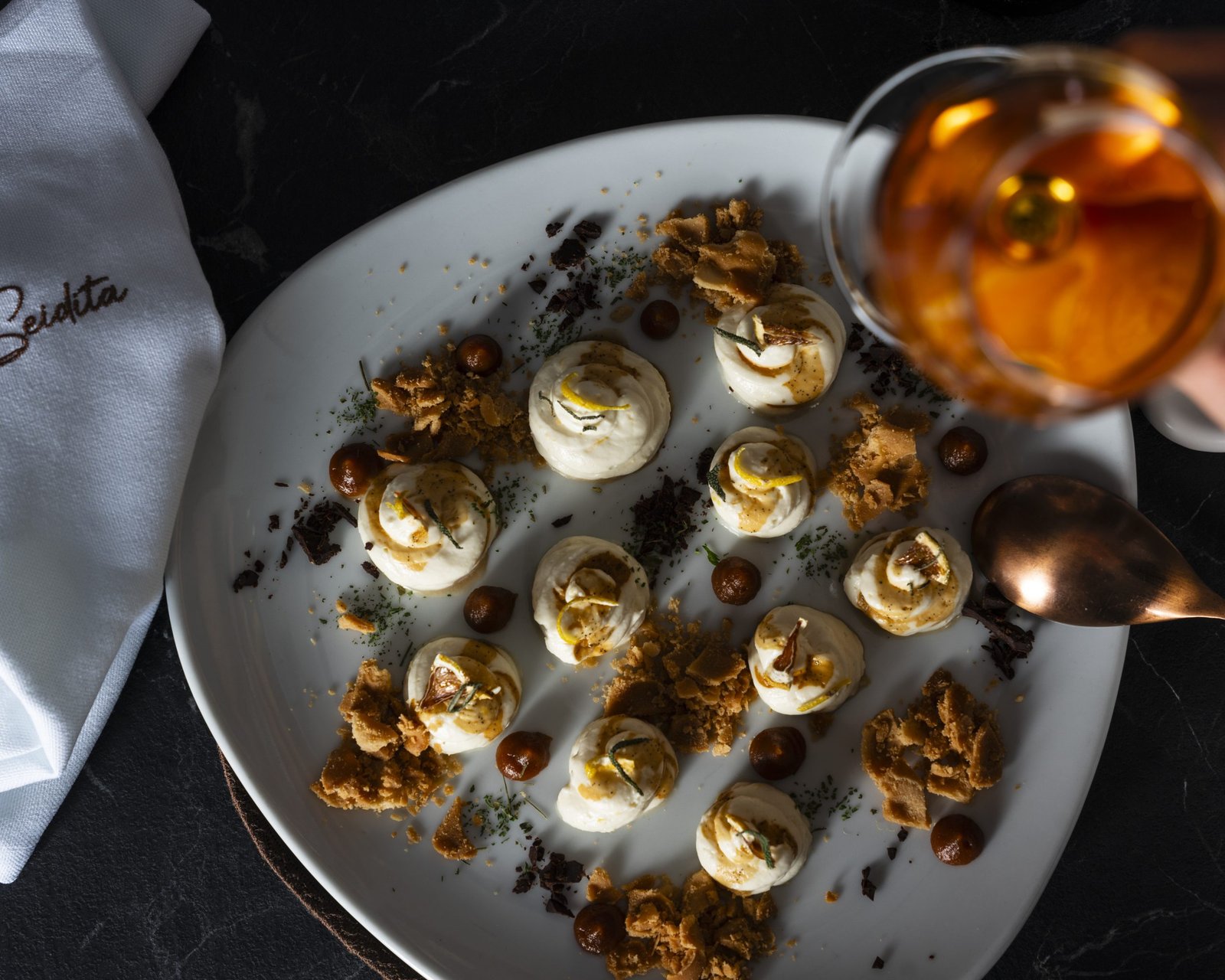 Dessert impiattato su fondo scuro per Seidita Steak House — COCO Visual Lab