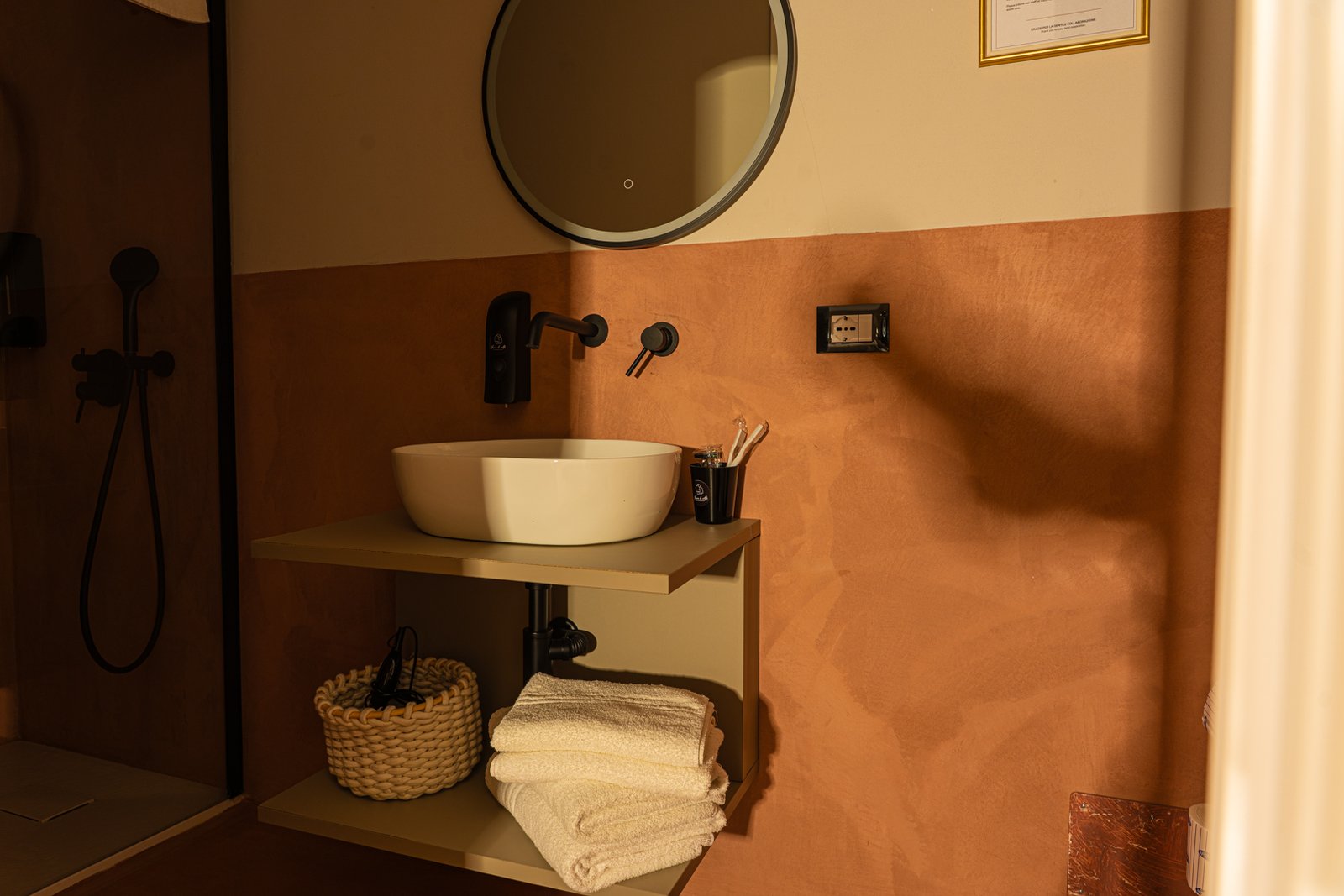 Camera con finiture in terracotta fotografata per Chiave di Volta — hospitality, COCO Visual Lab
